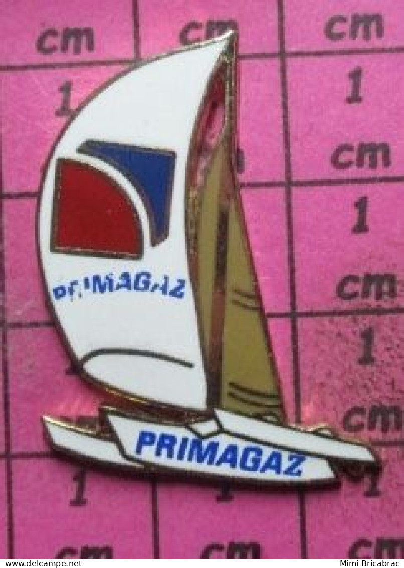 713E Pin's Pins / Beau Et Rare / SPORTS / VOILE TRIMARAN PRIMAGAZ Par BADGES IMPACT - Sailing, Yachting