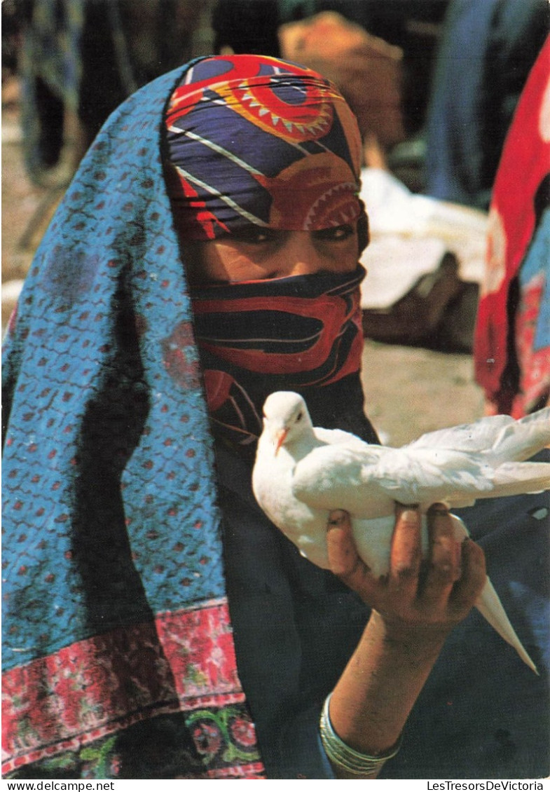 YÉMEN - Sanaa - Une Vendeuse De Pigeons - Colorisé - Carte Postale - Jemen