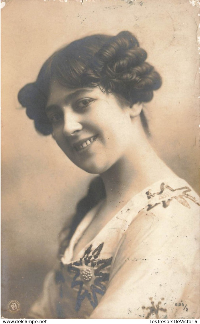 FANTAISIE - Femme - Femme Souriante Robe à Perles - Carte Postale Ancienne - Femmes