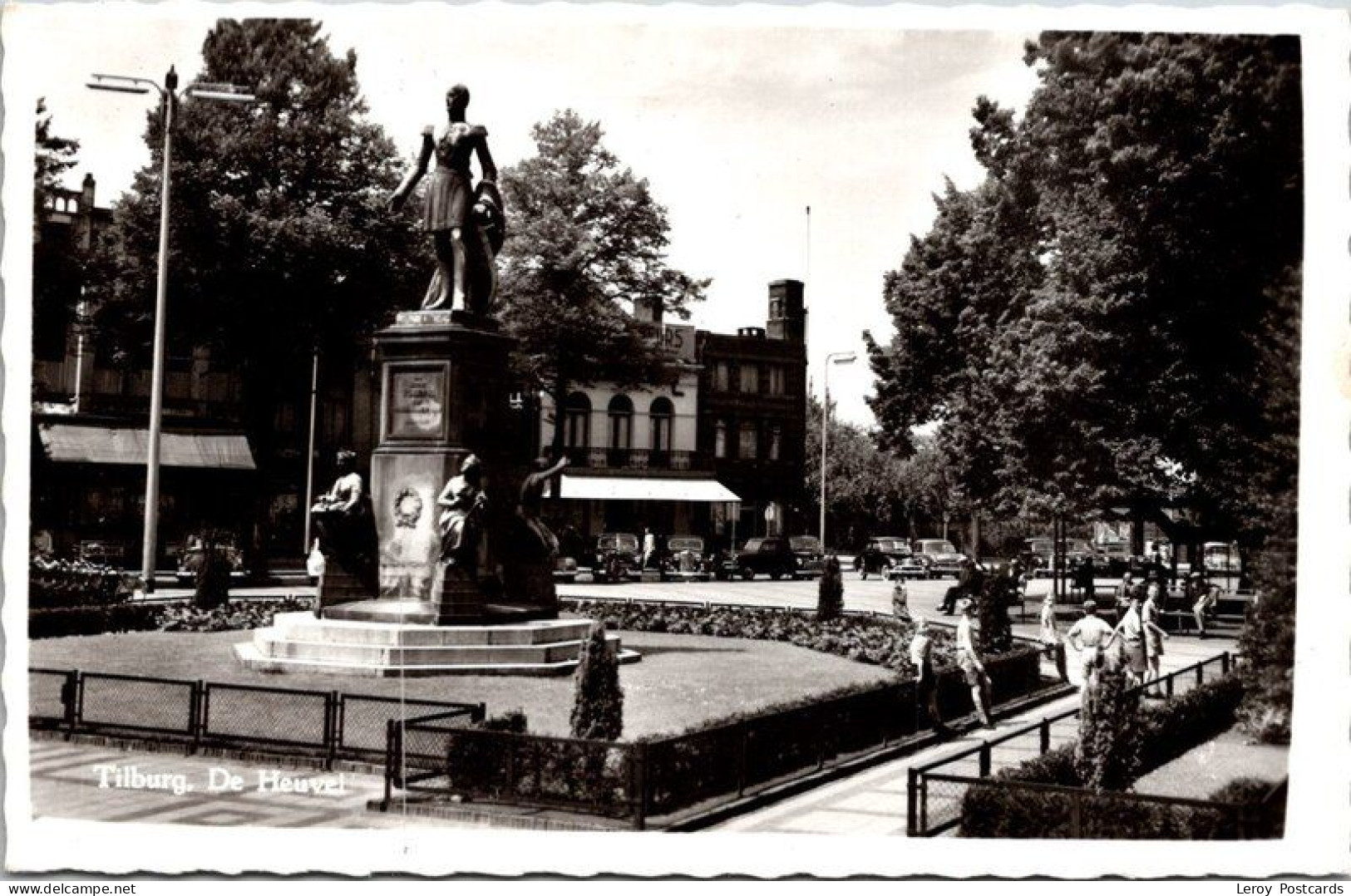 De Heuvel, Standbeeld Met Volk, Tilburg (NB) - Tilburg