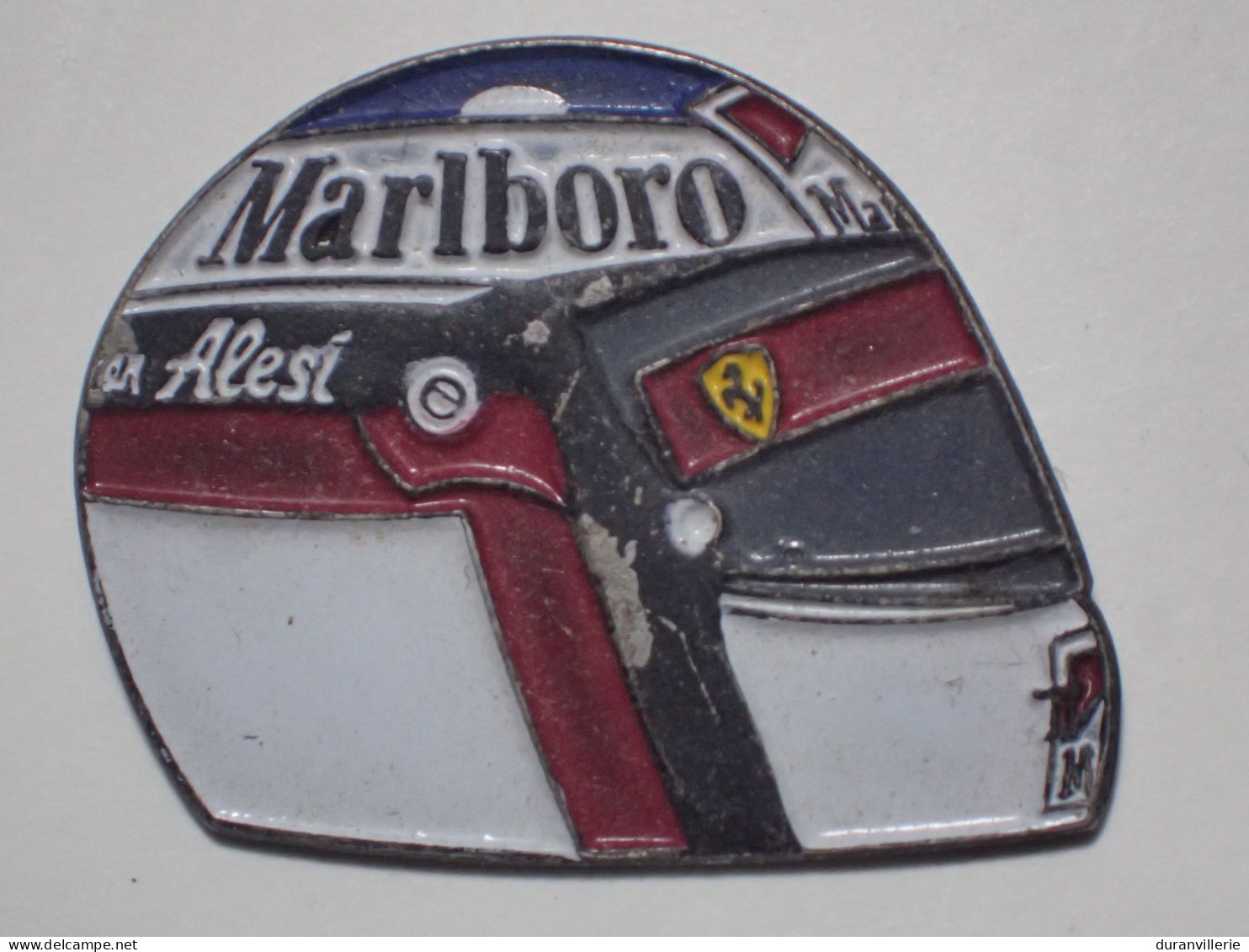 Pin's Casque F1 - Jean ALESI - Sponsors MARLBORO Et FERRARI - Automobile - F1