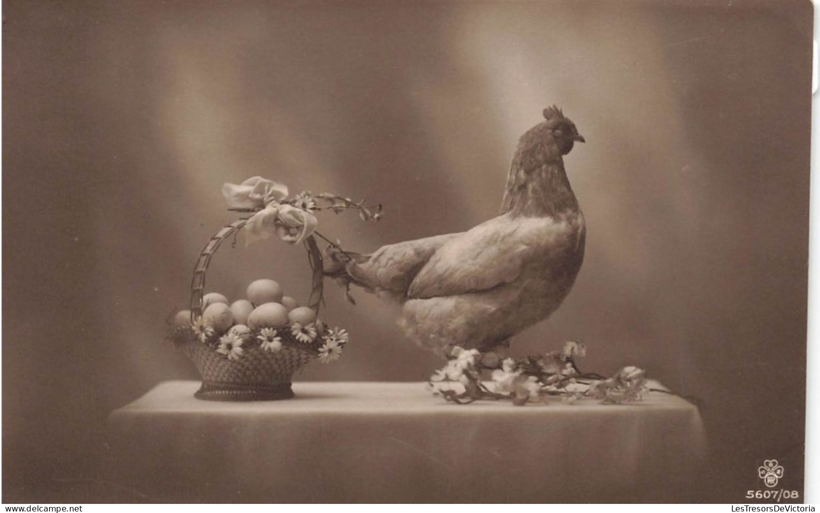 ANIMAUX - Poule - Une Poule Sur Une Table Avec Un Panier D'œufs - Fleurs - Carte Postale Ancienne - Vogels
