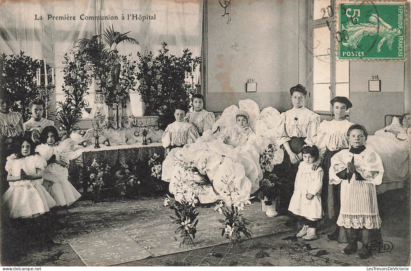 ENFANTS - La Première Communion à L’hôpital - Groupe D'enfants - Carte Postale Ancienne - Gruppen Von Kindern Und Familien