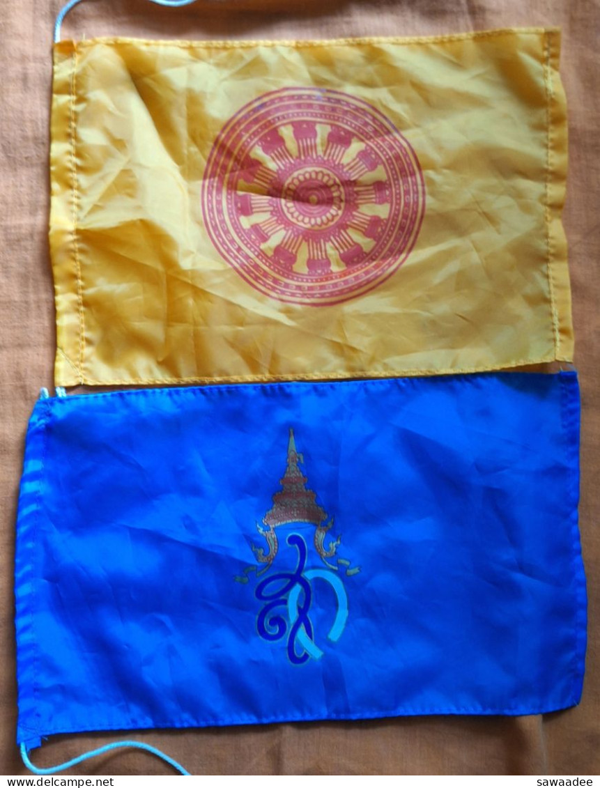 DRAPEAUX - THAÏLANDE - BOUDDHISME ROUE DU DHARMA (JAUNE) ET EMBLEME REINE SIRIKIT (BLEU) - FORMAT : 26 X 21 CM  - NYLON - Flags