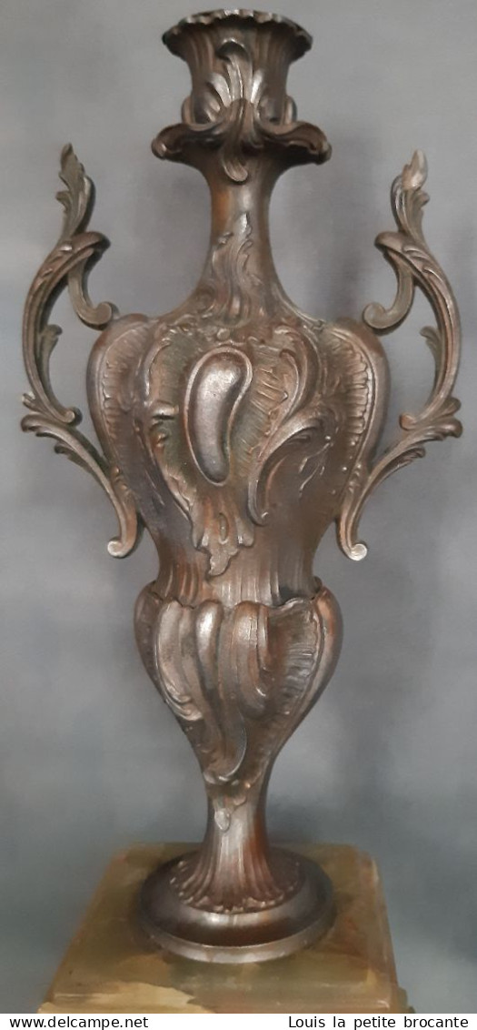 Chandelier garniture de cheminée, en bronze patine médaille sur base en Onyx vert claire. Fin XIXème siècle.