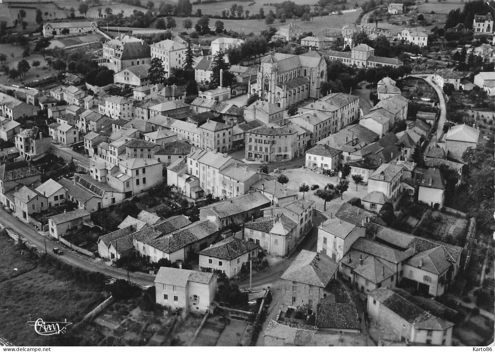 Belmont * Vue Générale Aérienne Du Centre Du Village - Belmont De La Loire