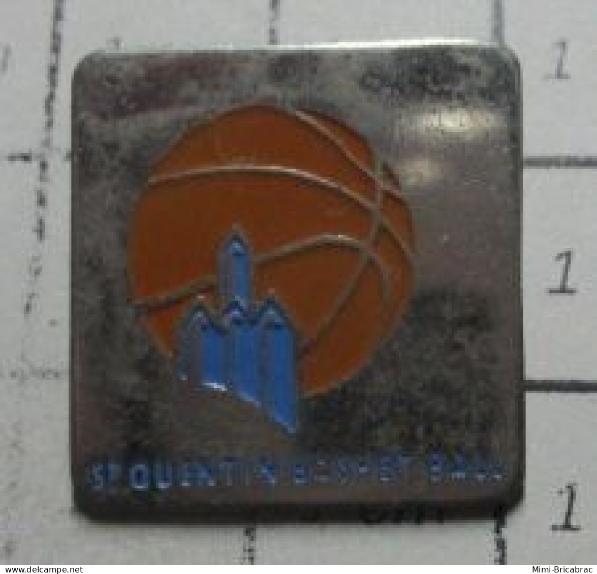 3419 Pin's Pins / Beau Et Rare / SPORTS / BASKET-BALL CLUB ST QUENTIN BALLON ORANGE - Basketbal