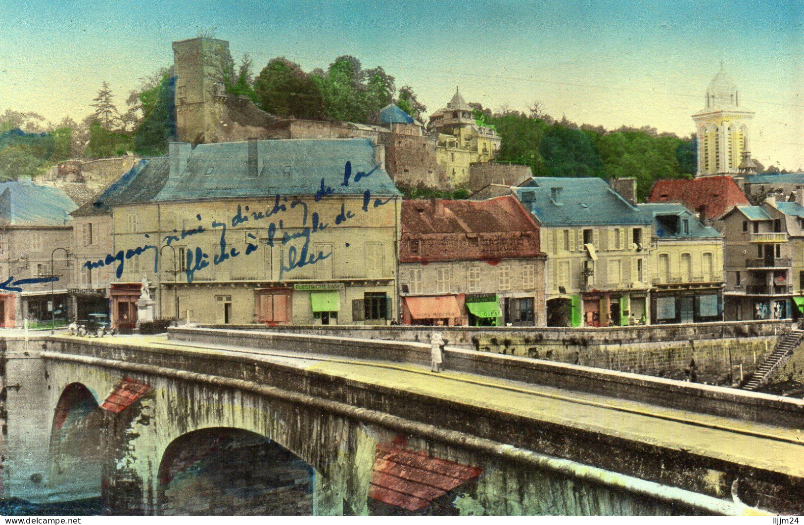 - Vue Prise De L'Hôtel De Ville - ( M1505 ) - Montignac-sur-Vézère