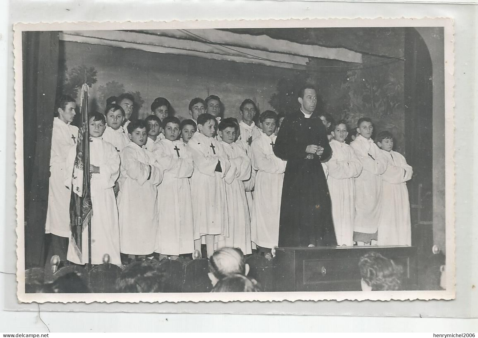 Photographie Souvenir Du Passage Des Petits Chanteurs Des Croix De Bois Scène Théatre Signatures Format Carte Photo - Dédicacées