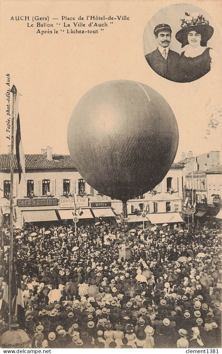 Auch Place De L'hotel De Ville Le Ballon La Ville D'auch Apres Le Lachez Tout - Montgolfières