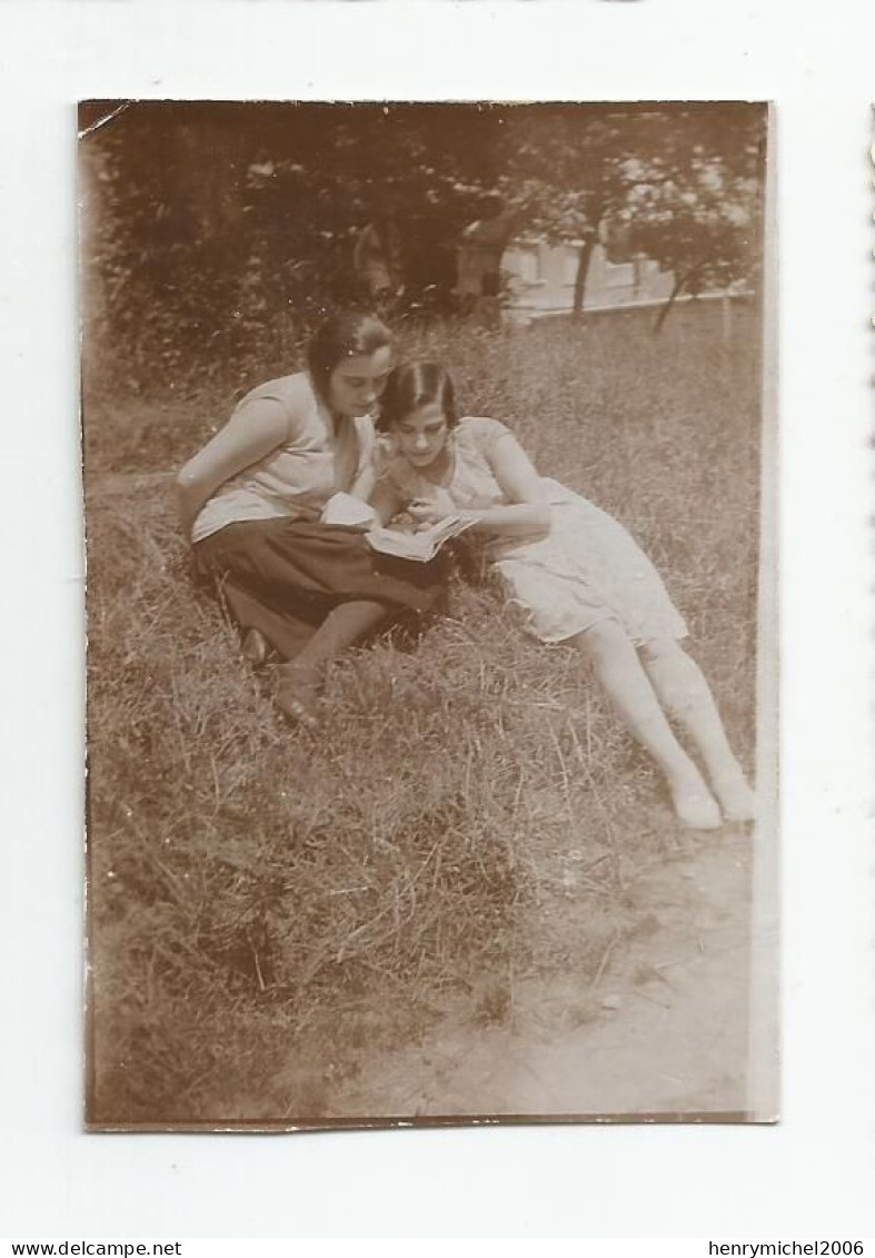 Photographie 02 Aisne Laon Couple Femme Lisant 1931  Photo 8,5x5,8 Cm Env - Anonyme Personen