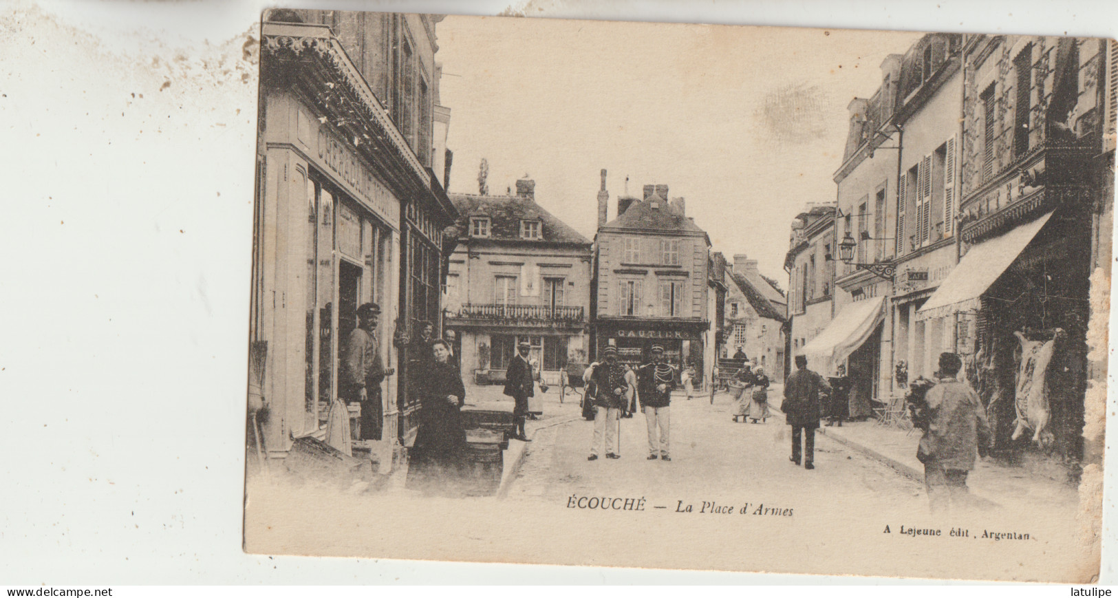 Ecouché  61  Carte   Circulée  La Place  D'Armes Et A Rue Tres Tres Animée Boucher-Epicerie Et Café-Tabac - Ecouche