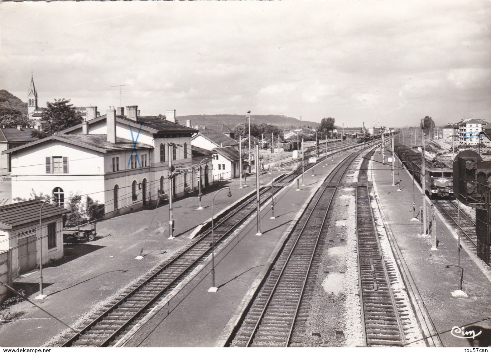 ARS SUR MOSELLE - METZ - MOSELLE  (57) -  CPSM DENTELEE DE 1967 - LA GARE EN DIRECTION DE METZ.... - Ars Sur Moselle