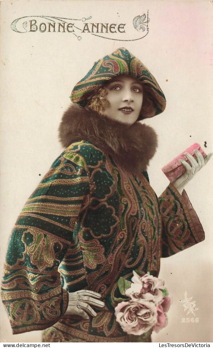 FÊTES ET VOEUX - Nouvel An - Une Femme Tenant Un Bouquet De Rose Et Une Boite - Colorisé - Carte Postale Ancienne - New Year