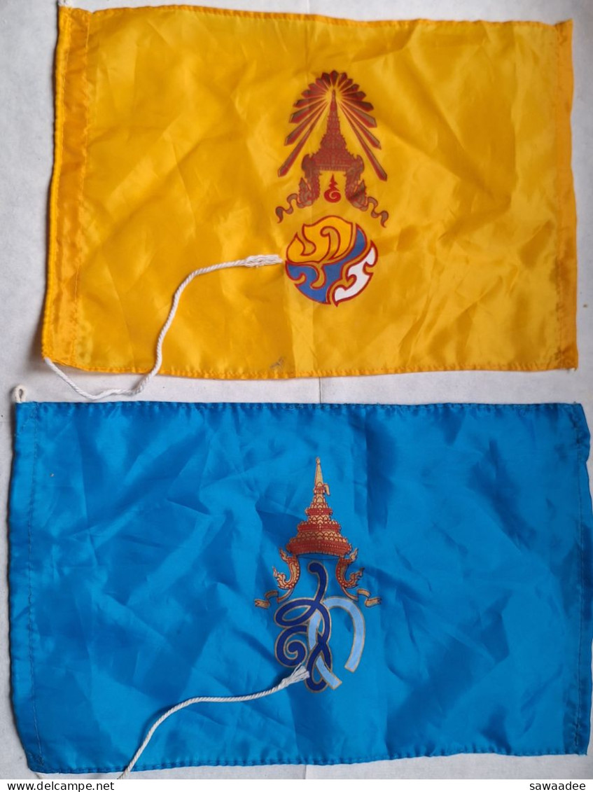 DRAPEAUX - THAÏLANDE - EMBLEMES ROYAUX - ROI RAMA IX Et REINE SIRIKIT - FORMAT : 26 X 21 CM -  NYLON - Drapeaux