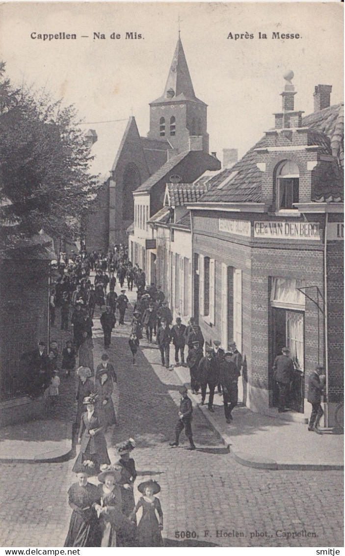 KAPELLEN 1914 NA DE MIS / APRES LA MESSE - UITGAAN DER KERK - ESTAMINET GEZ. V.D. BERGH   - MOOIE ANIMATIE - HOELEN 5080 - Kapellen