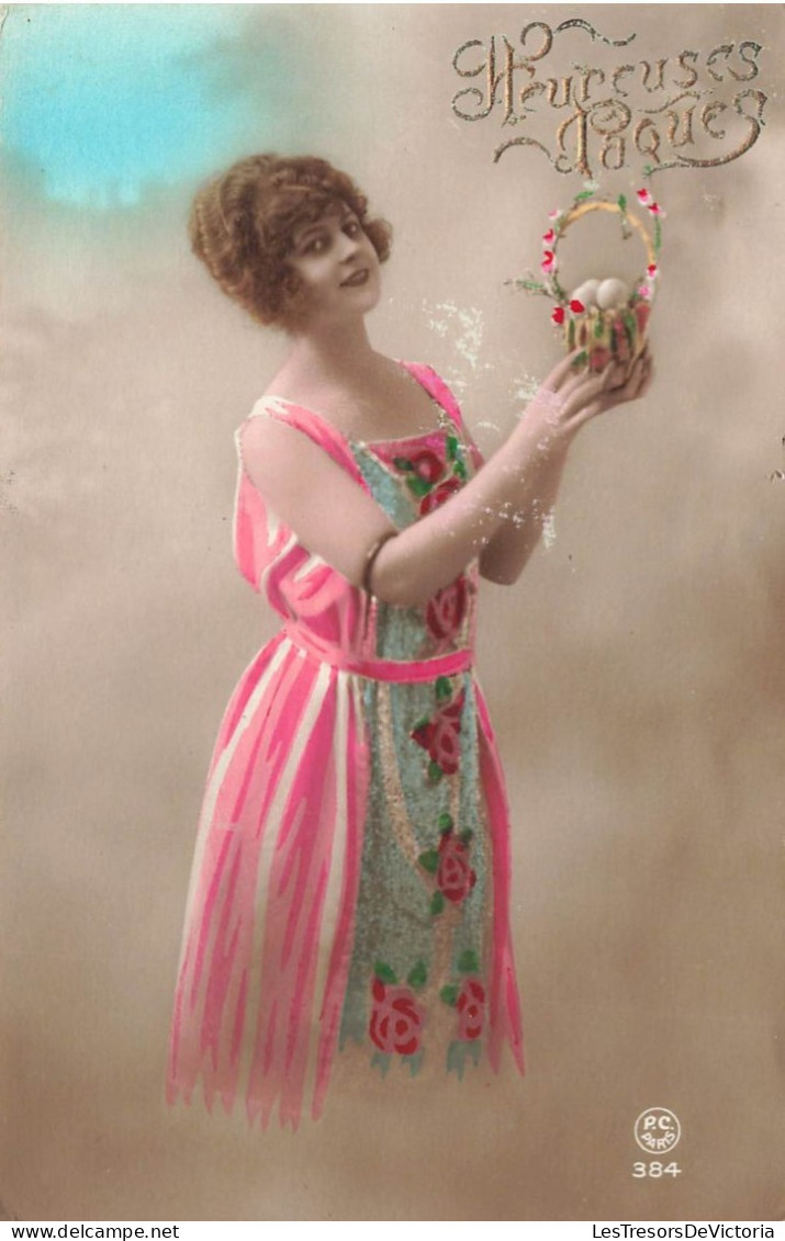 FÊTES ET VOEUX - Pâques - Une Femme Tenant Un Petit Panier D'oeufs - Colorisé - Carte Postale Ancienne - Pâques