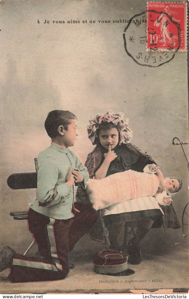 ENFANTS - Des Enfants Jouant Le Rôle D'un Couple - Colorisé - Carte Postale Ancienne - Gruppi Di Bambini & Famiglie