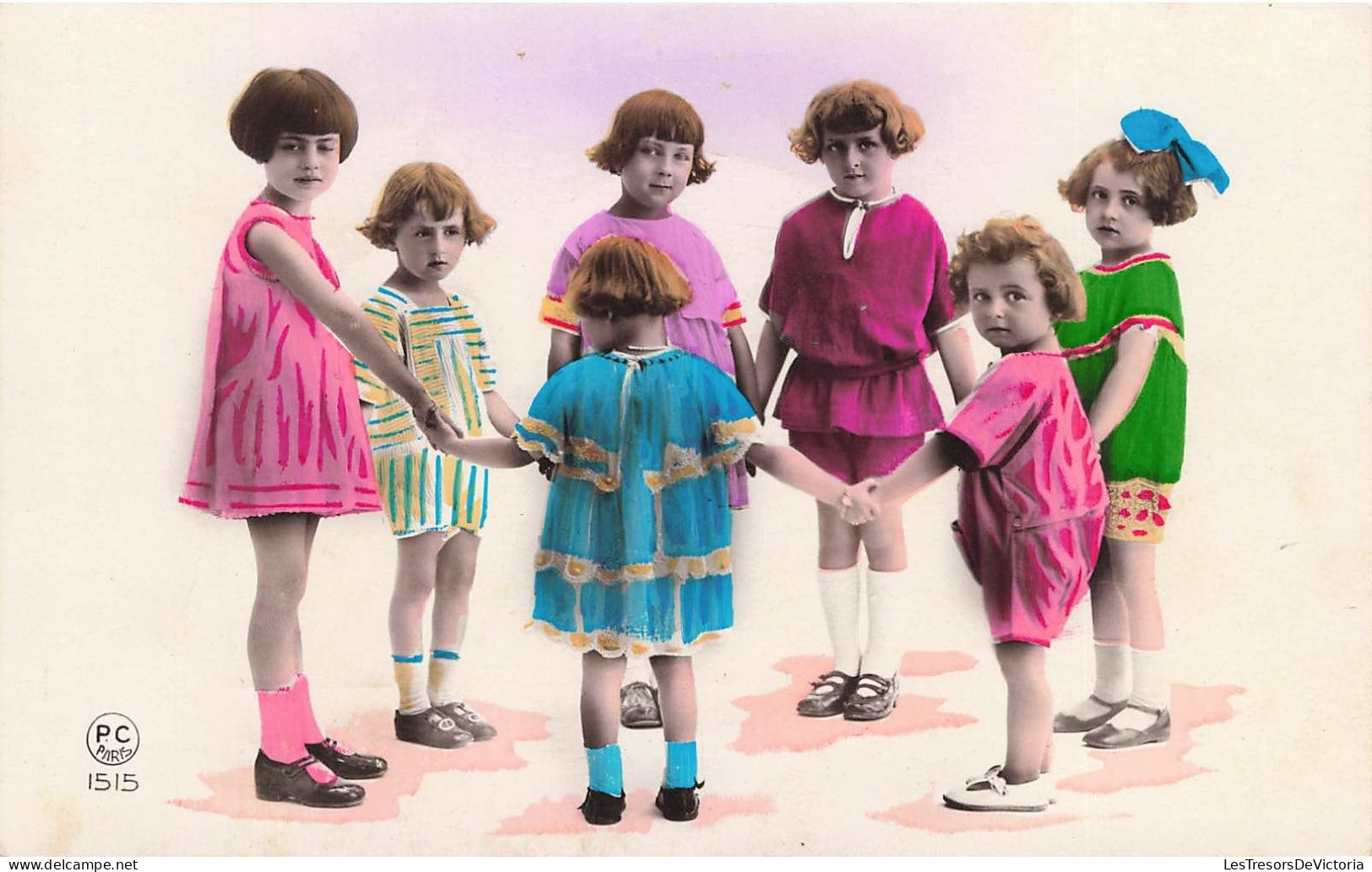 ENFANTS - Des Enfants Se Tenant Les Mains - Colorisé - Carte Postale Ancienne - Gruppen Von Kindern Und Familien