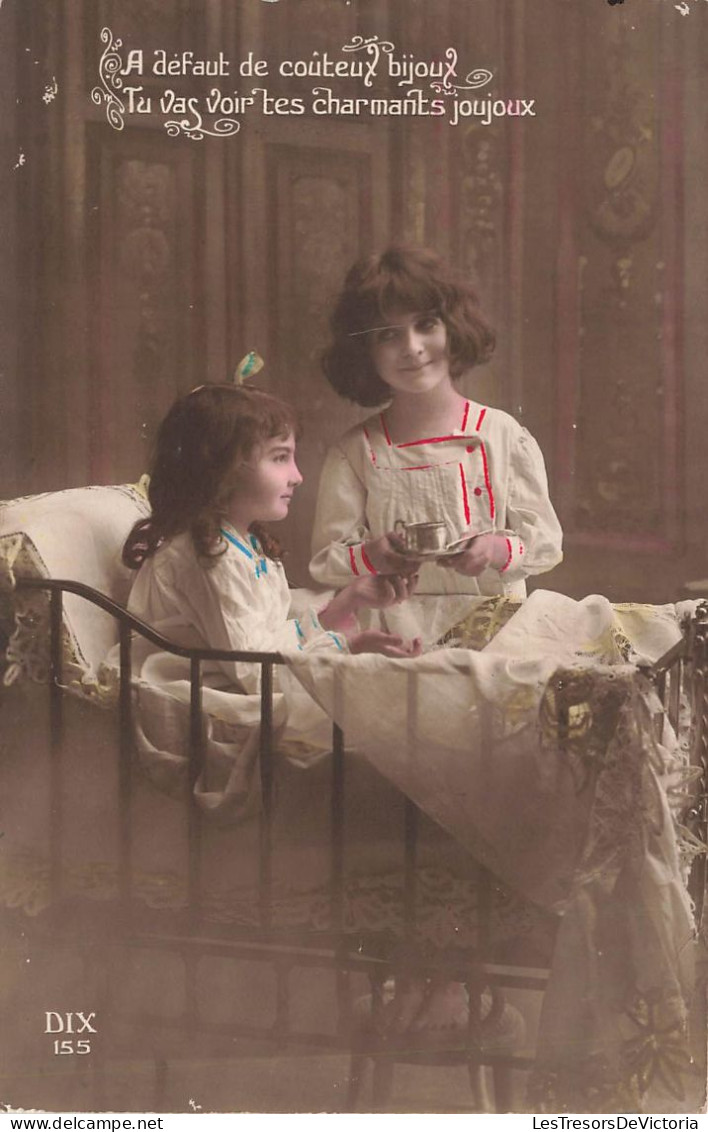 ENFANTS - Deux Petites Filles - A Défaut De Coûteux Bijoux- Carte Postale Ancienne - Altri & Non Classificati