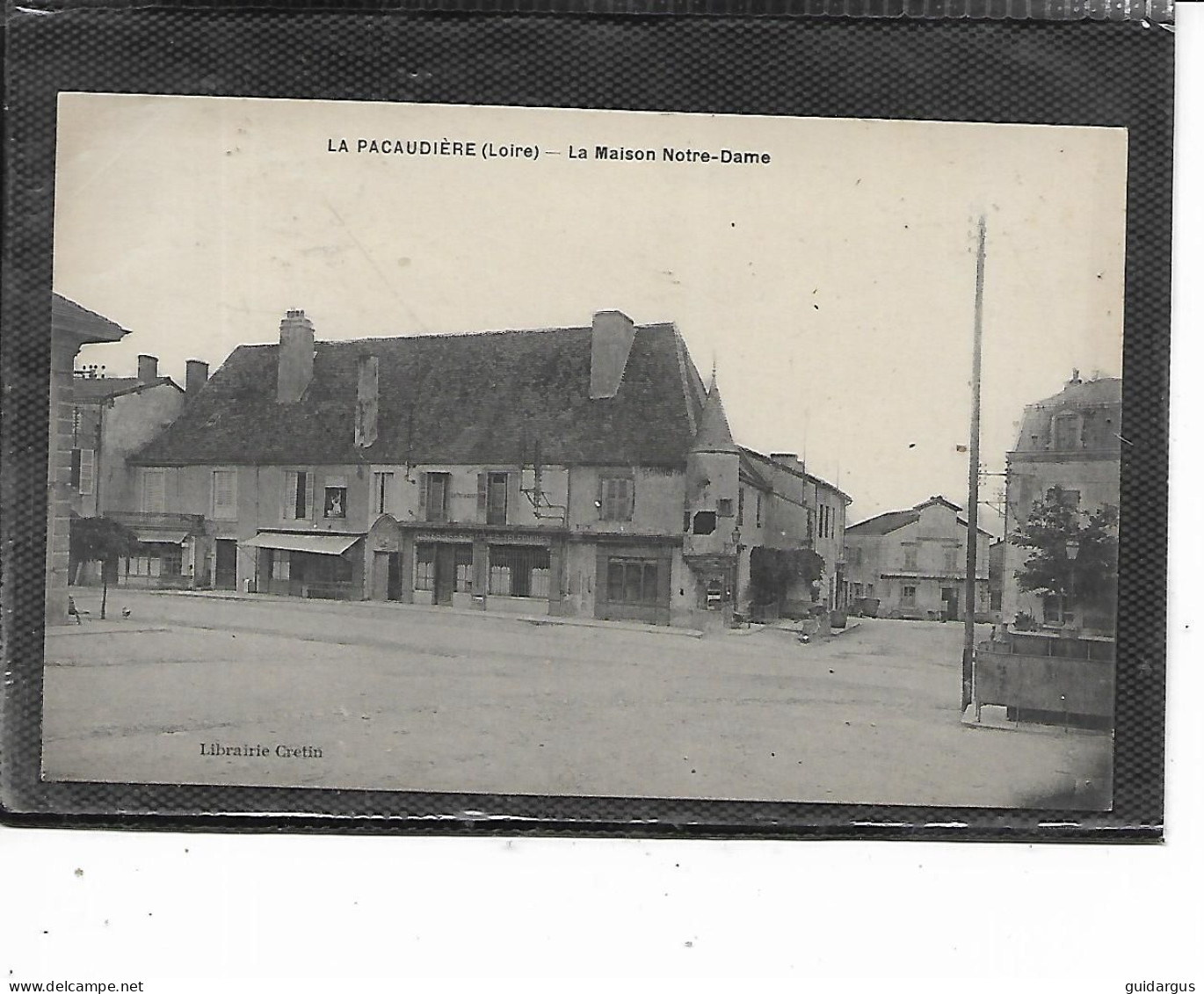 42- LA PACAUDIERE- Une Vue Animée De  " LA MAISON NOTRE-DAME " - La Pacaudiere