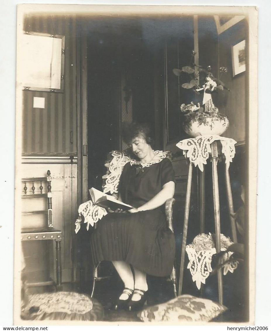 Photographie Femme Lisant Intérieur Art Nouveau Vase Femme Fleuri Photo 11,8x9 Cm Env - Anonyme Personen