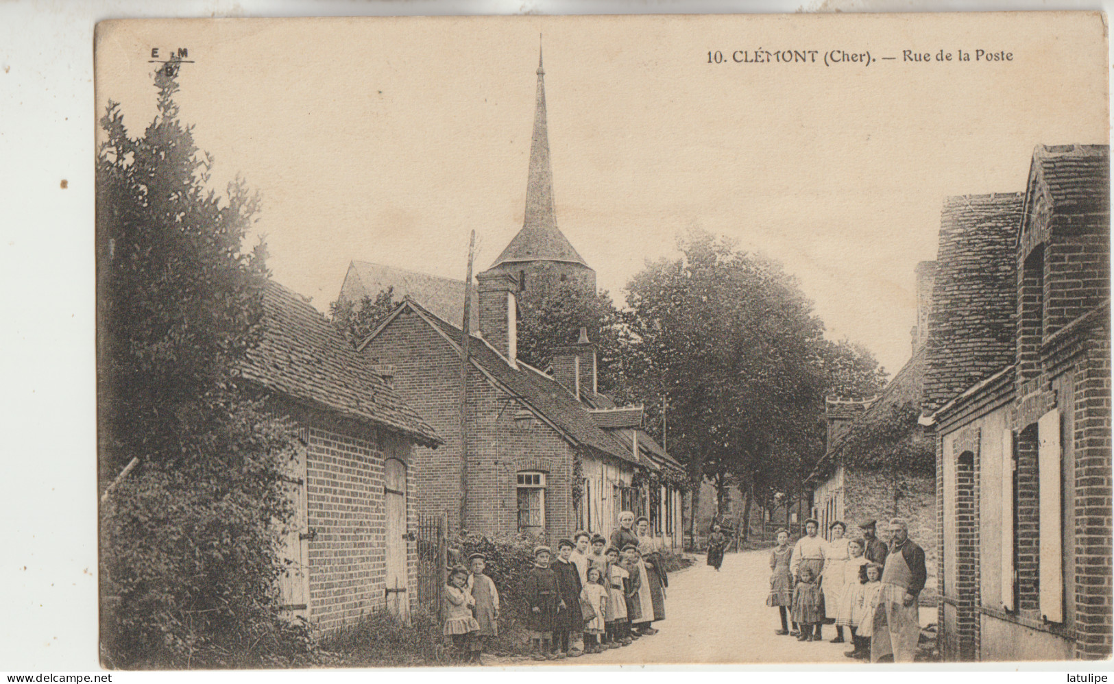 Clemont  18  Carte Circulée  Rue De La Poste Tres Tres Animée Et L'Eglise - Clémont