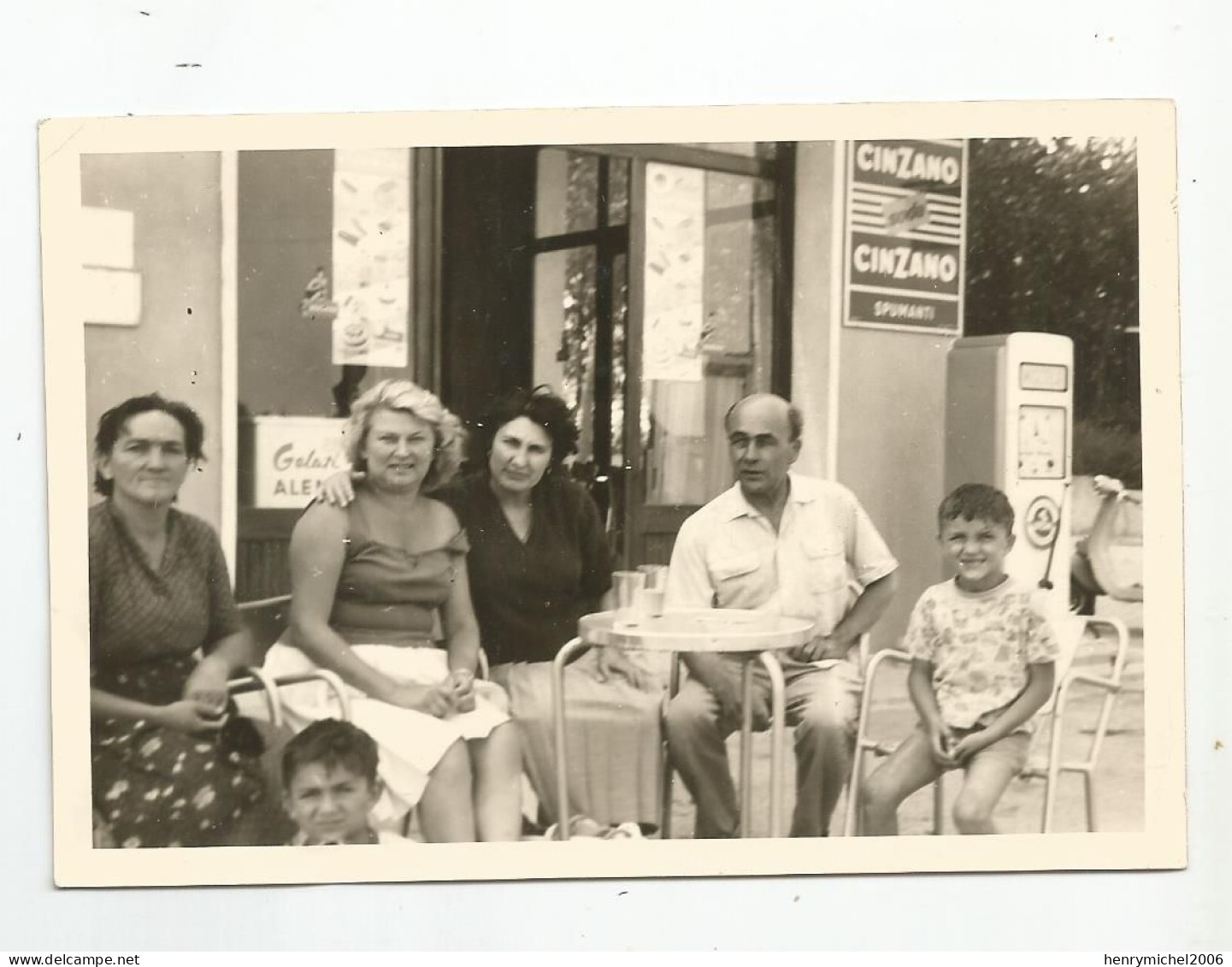 Photographie Terrasse Café Animée Pub Cinzano Pompe A Essence Scouter Photo 13,3x9 Cm Env - Anonyme Personen