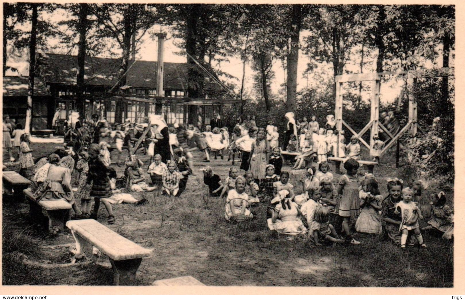 Ravels (O. L. Vrouw Van De Kempen) - Openluchtschool Voor Zwakke Meisjes, Een Speelplein In Het Park - Ravels