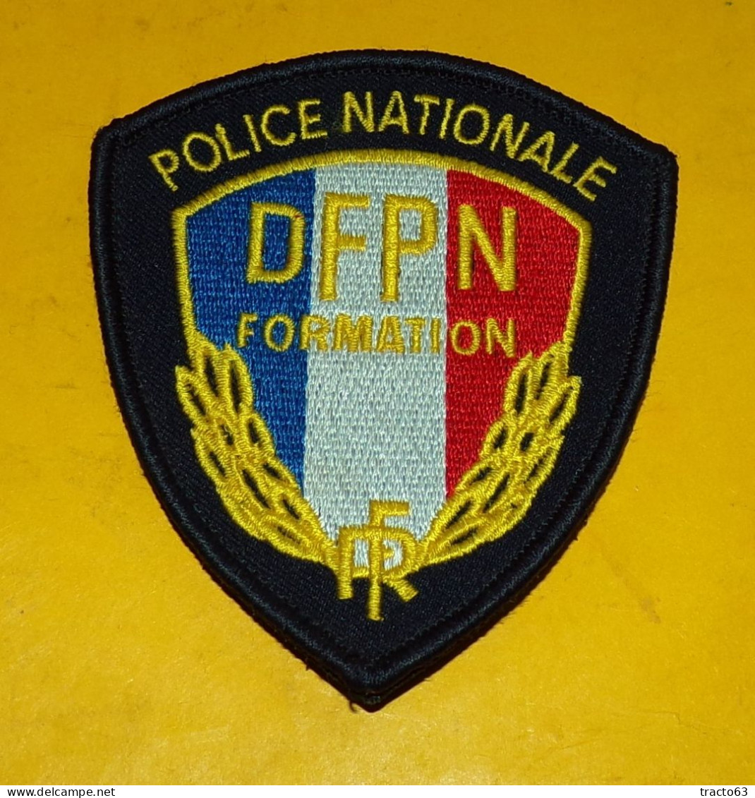 ECUSSON TISSU : POLICE NATIONALE , DFPN FORMATION AVEC VELCRO AU DOS  , ETAT NEUF VOIR PHOTOS  . POUR TOUT RENSEIGNEMENT - Ecussons Tissu