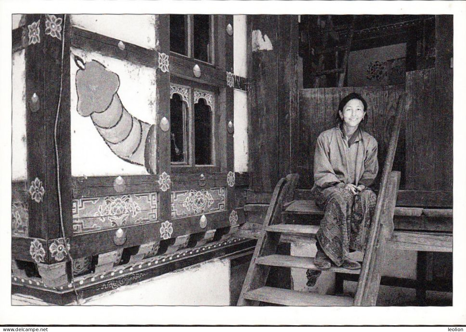 BHUTAN Girl On Stairs 2002 Snowleopard / Wehrheim Picture Postcard BHOUTAN - Bhoutan