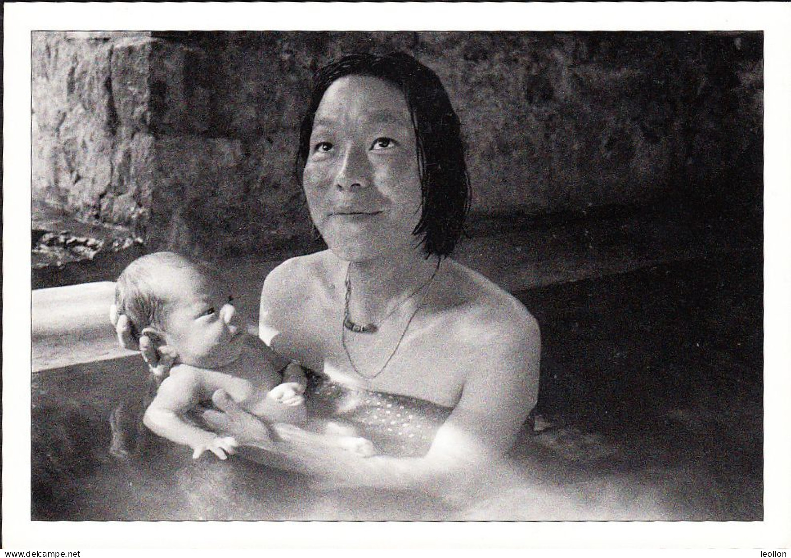 BHUTAN Gasa Mother With Baby At The Hot Spring 2004 Snowleopard / Wehrheim Picture Postcard BHOUTAN - Bhoutan