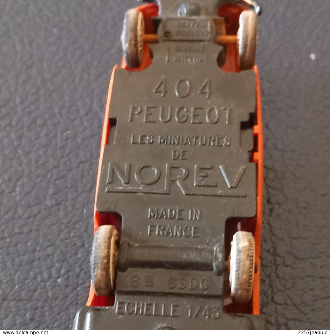 Peugeot 404 Maron Orange  Miniature  de  Norev ( Made in  France )   1/43   sans n: état bon