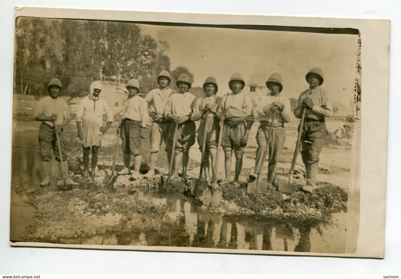 AFRIQUE à Localiser CARTE PHOTO Militaires Et Indigène Pelles En Mains Lit De Fleuve 1910   D12 2023 - Colecciones Y Lotes