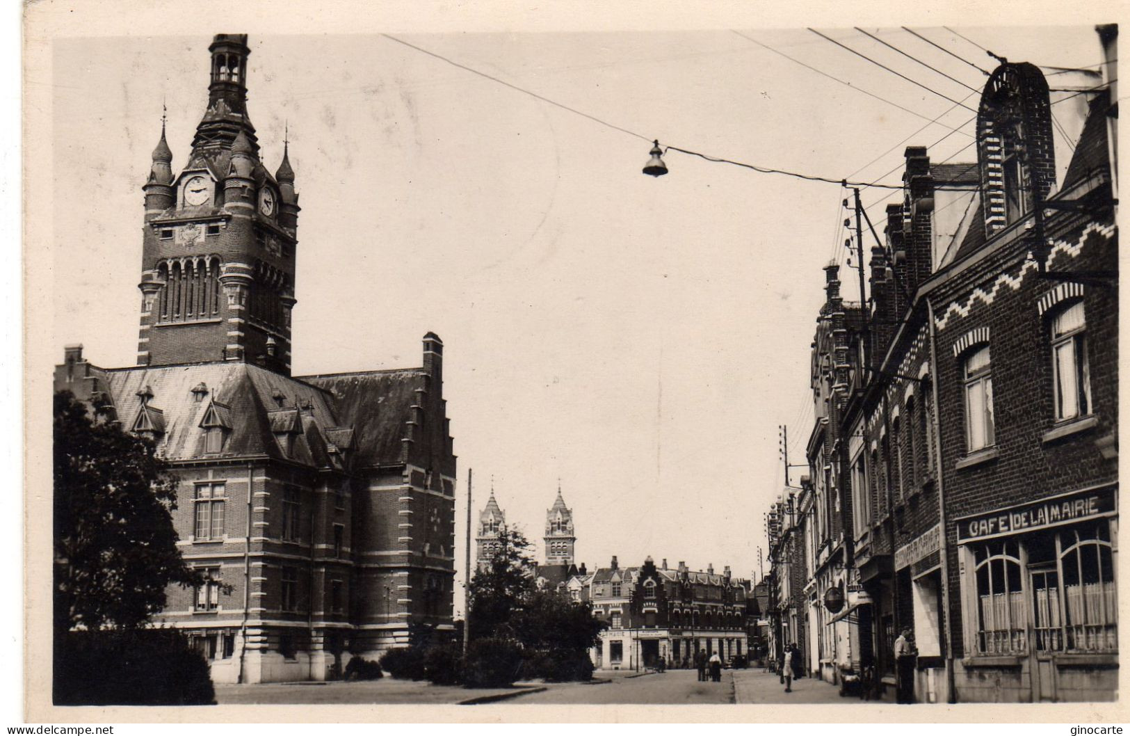 Merville L'hotel De Ville Et La Place - Merville