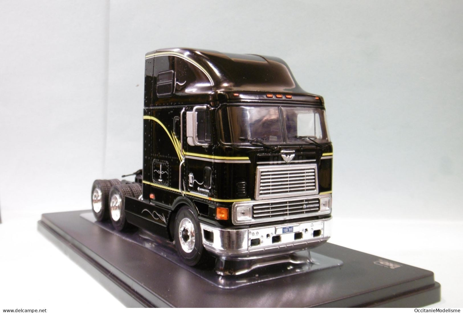 Ixo - Camion US INTERNATIONAL EAGLE CABOVER 1995 Noir Réf. TR169.22 NBO Neuf 1/43 - Ixo