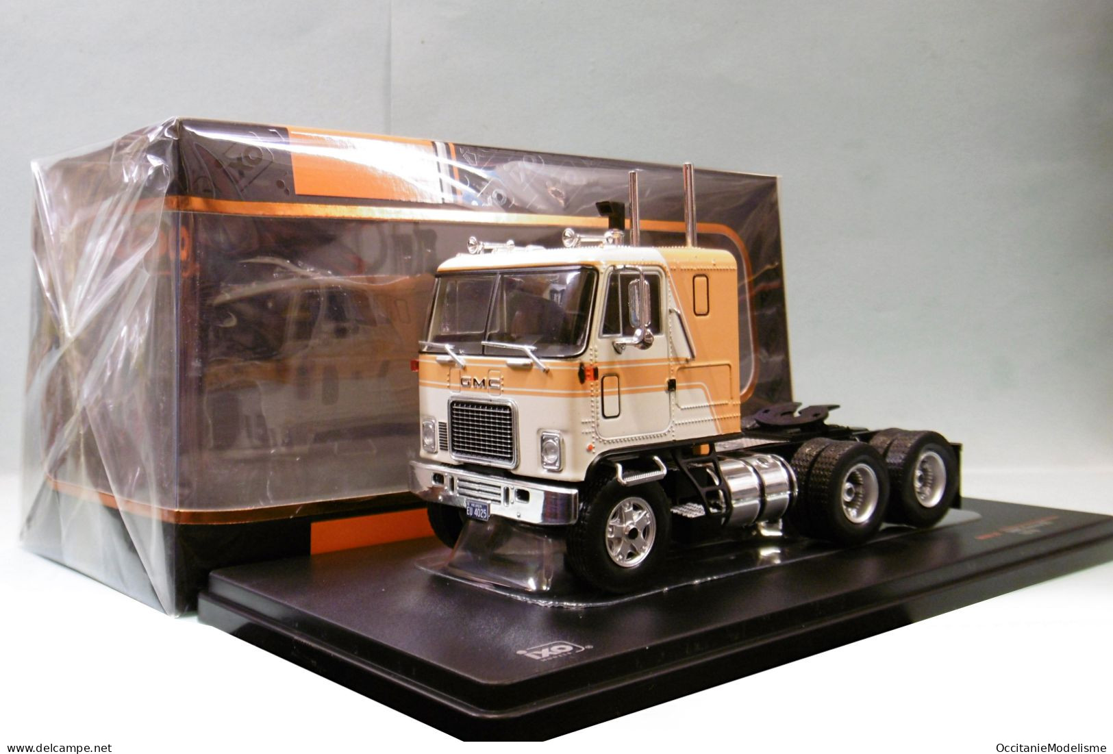 Ixo - Camion US GMC ASTRO 95 1970 Blanc Et Orange Réf. TR167.22 NBO Neuf 1/43 - Ixo