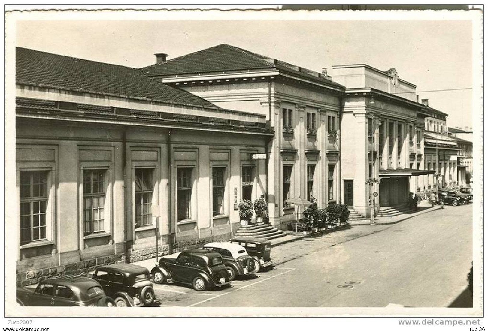 CHIASSO  - STAZIONE  INTERNAZIONALE  B/N VIAGGIATA 1952 - ANIMATA E VETTURE D'ìEPOCA Formato 13,5x9 - Chiasso