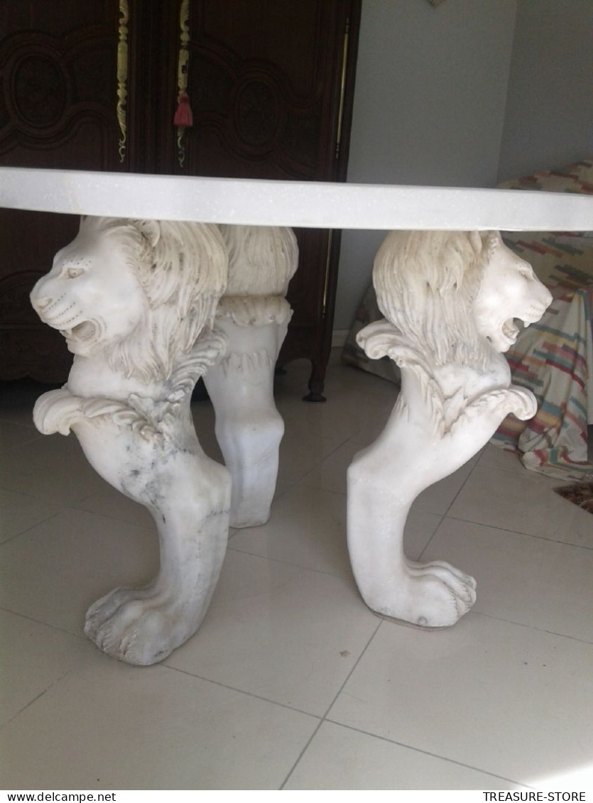 Rare : Plateau De Table En Marbre Incrusté Sur Socle De 3 Lions - Stone & Marble