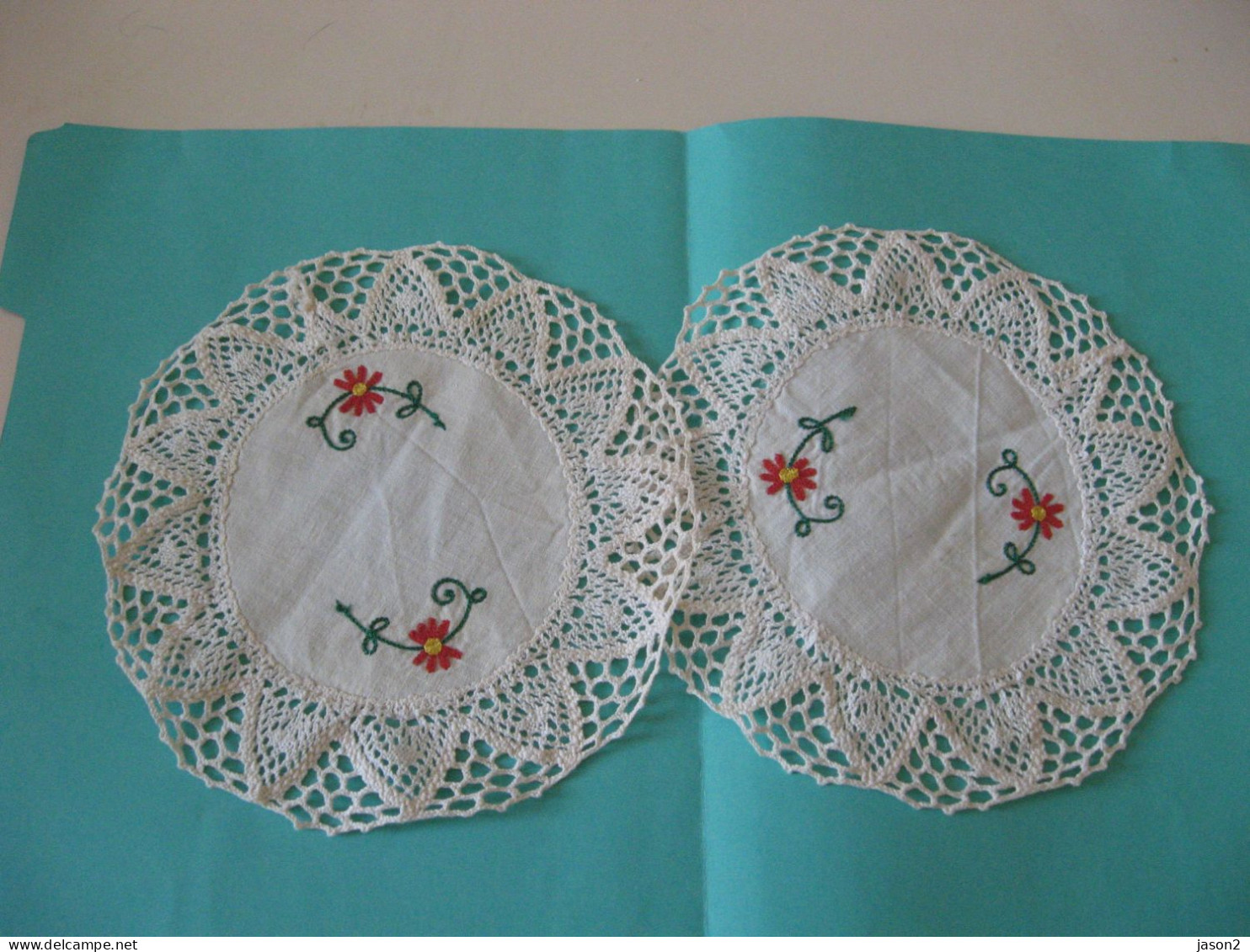 2 Napperons Vintage Brodes Tissu Et Crochet - Autres & Non Classés