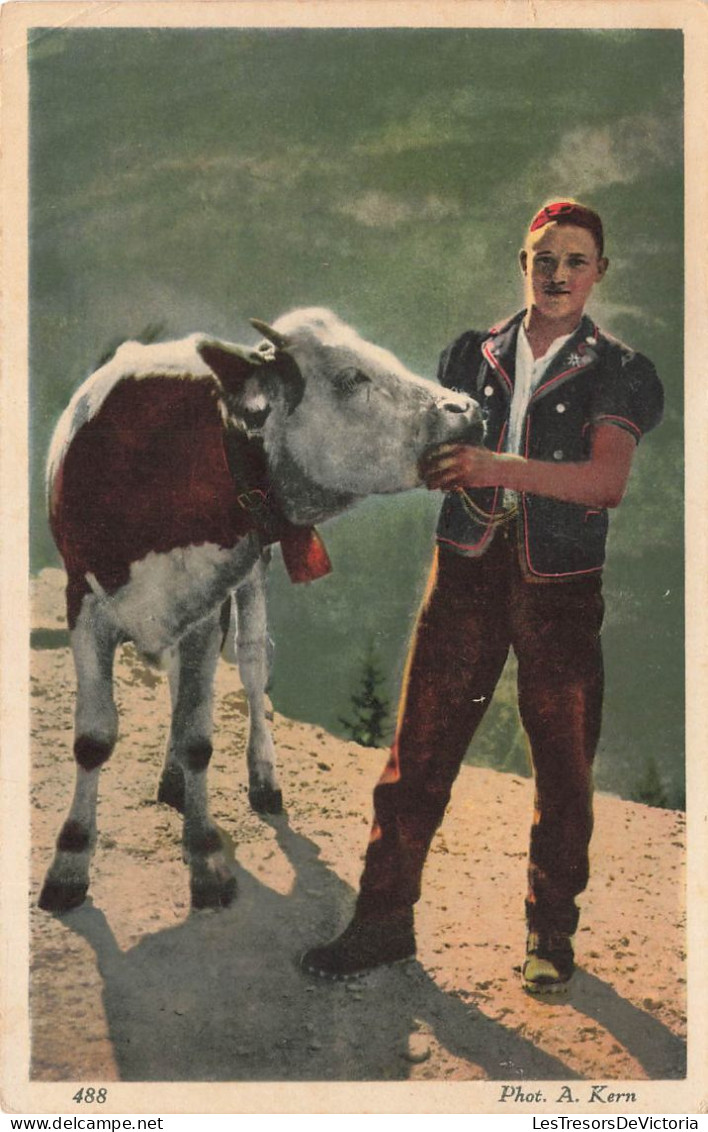 METIERS - Paysans - Un Petit Paysans Avec Sa Vache - Colorisé - Carte Postale Ancienne - Farmers