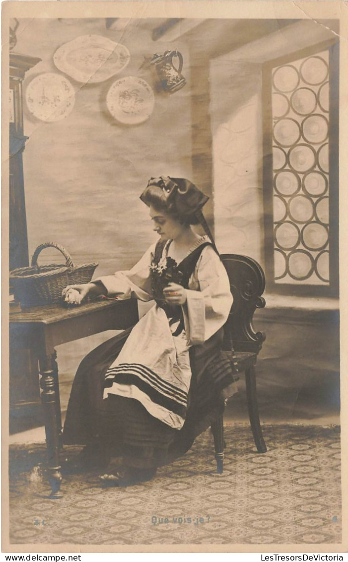 FRANCE - Alsace - Une Jeune Fille Assise Dans La Cuisine - Carte Postale Ancienne - Alsace