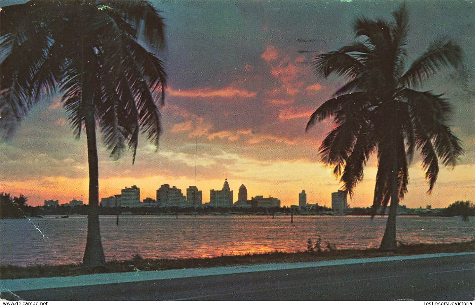 ETATS-UNIS - Florida - Sunset Over Miami - Colorisé - Carte Postale - Miami