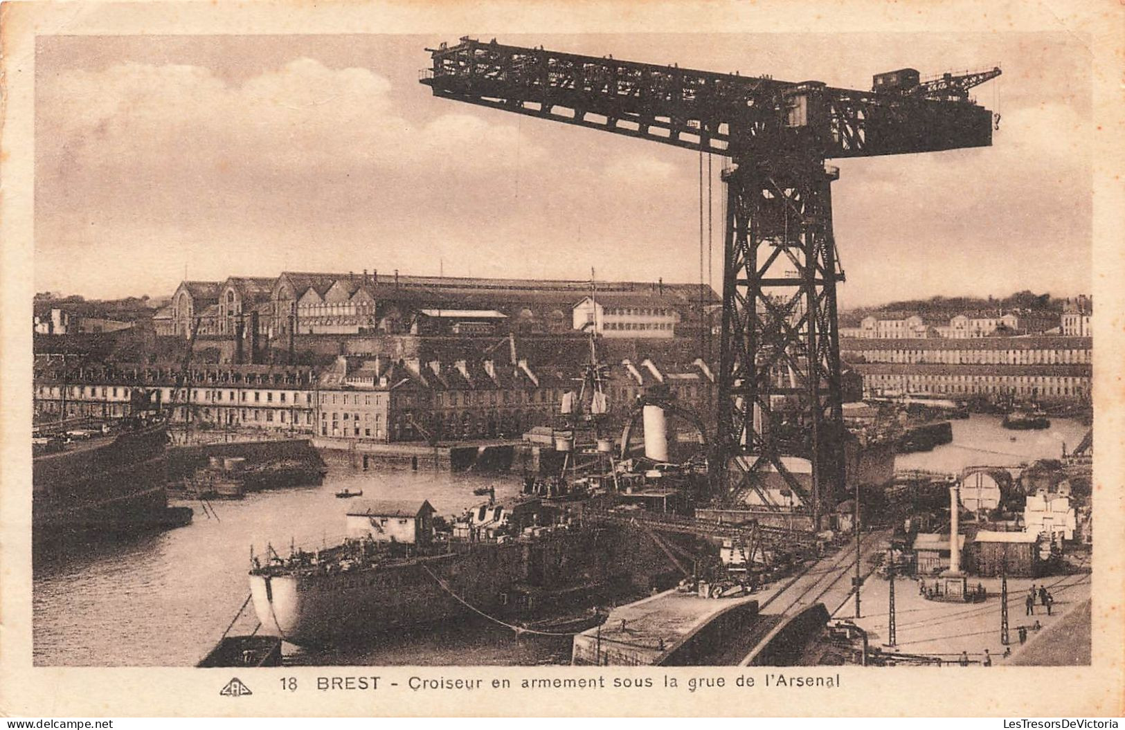 FRANCE - Brest - Croiseur En Armement Sous La Grue De L'Arsenal - Carte Postale Ancienne - Brest