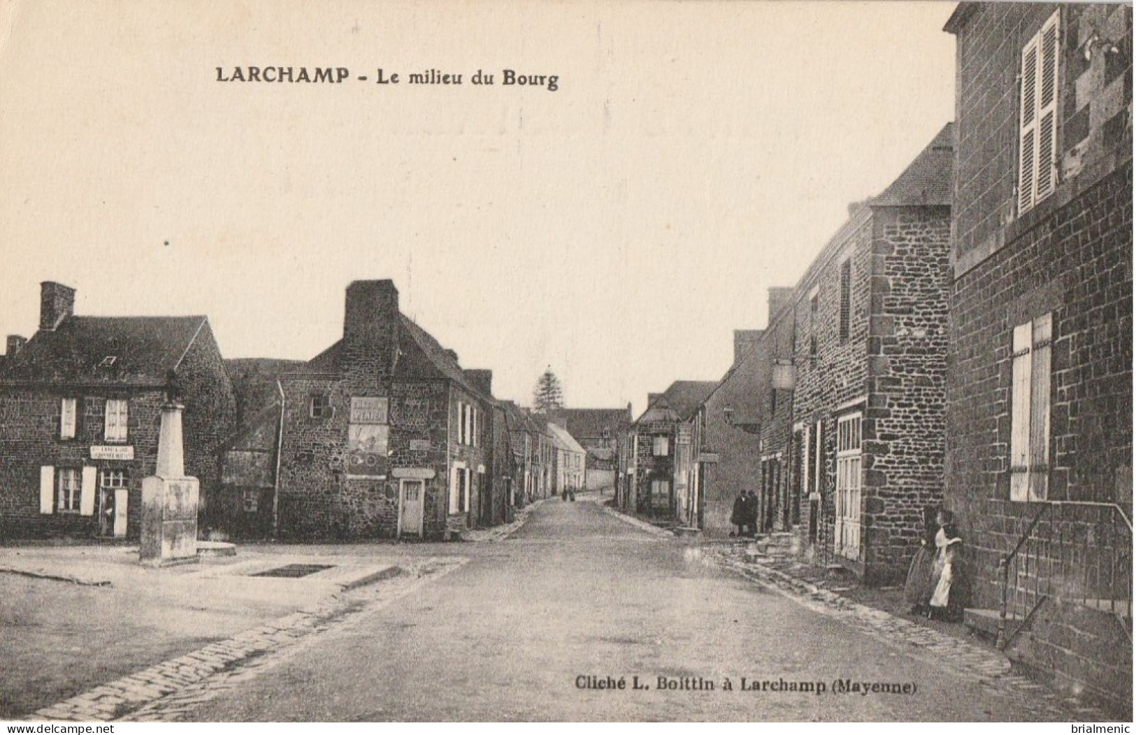 LARCHAMP  Le Milieu Du Bourg - Larchamp