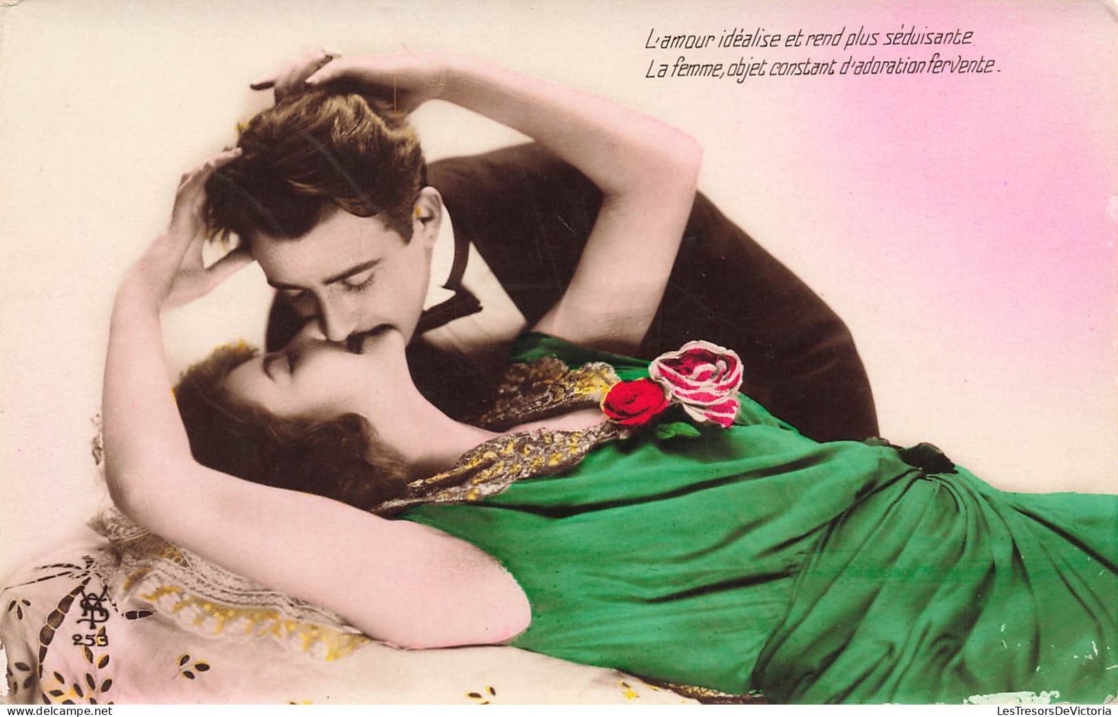 COUPLES - L'amour Fait De La Femme Une Idole De Rêve - Couple Qui S'embrasse - Colorisé - Carte Postale Ancienne - Paare