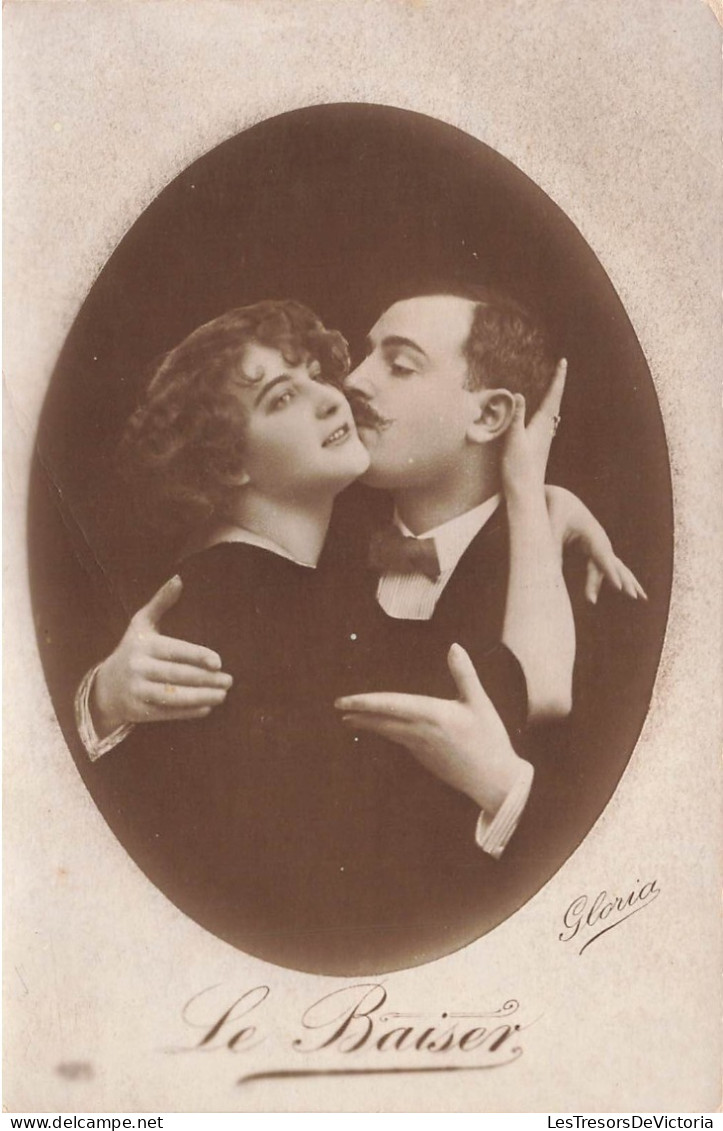 COUPLES - Le Baiser - Couple Qui S'embrasse - Carte Postale Ancienne - Coppie