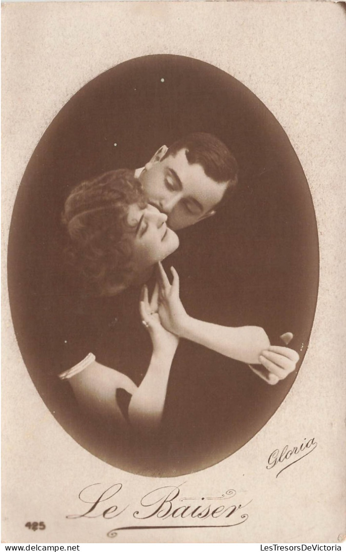 COUPLES - Le Baiser - Couple Qui S'embrasse - Carte Postale Ancienne - Couples