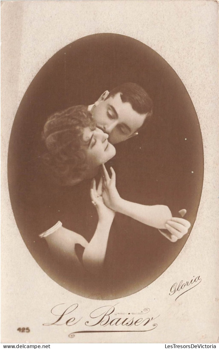 COUPLES - Le Baiser - Couple Qui S'embrasse - Carte Postale Ancienne - Parejas