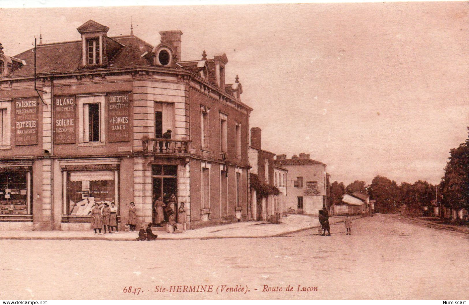 Sainte-Hermine Animée Route De Luçon Commerces Magasin Confection Soierie Poterie Faïences - Sainte Hermine